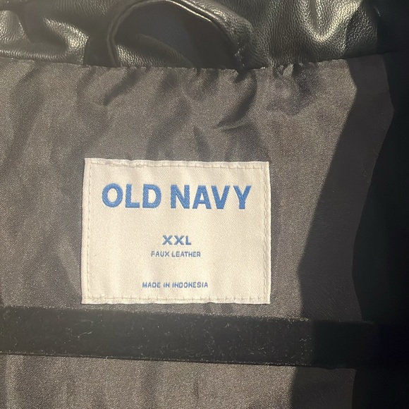 Plus size Old Navy faux leather puffer vest - Picture 3 of 7